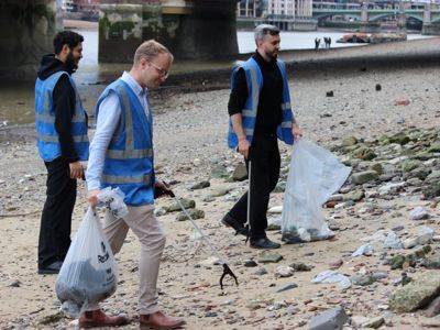 15Hatfields' team take part in beach clean on the Thames