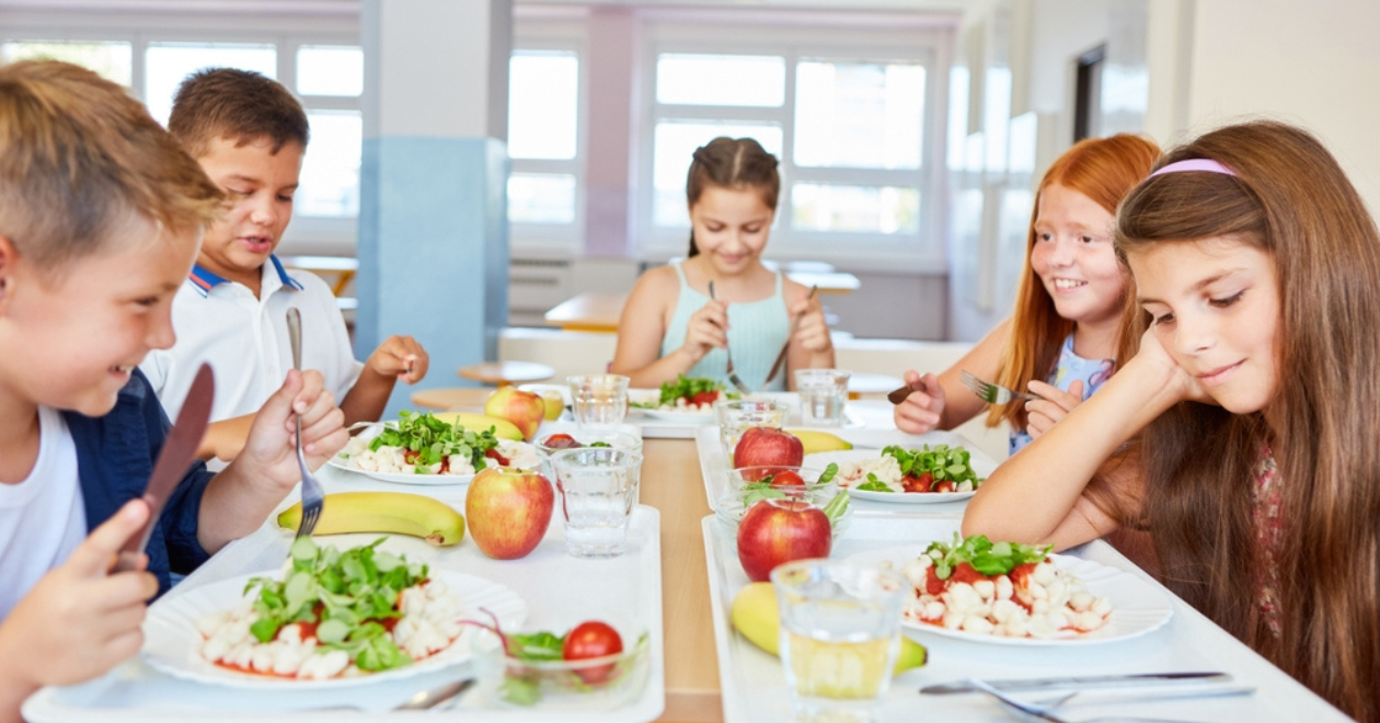 School children eating lunch 